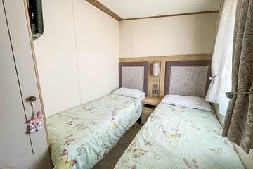 Bungalow for 6 People in Waveney District, Suffolk, Photo 2