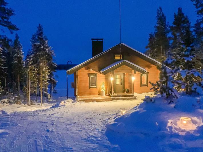 Ferienhaus für 8 Personen, mit Terrasse und Seeblick in Finnland