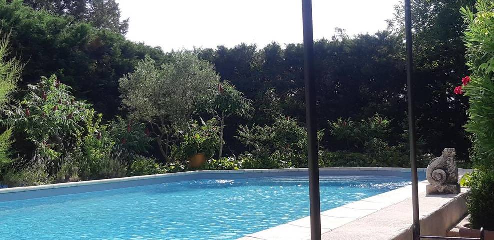 Location de vacances pour 6 personnes, avec vue ainsi que piscine et jardin dans Les Paluds de Noves - 3