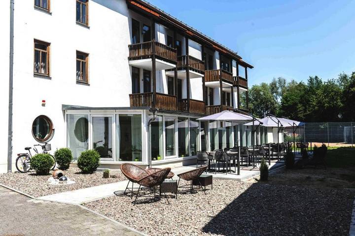 Hotel für 3 Personen, mit Balkon und Whirlpool sowie Terrasse und Garten in Cham