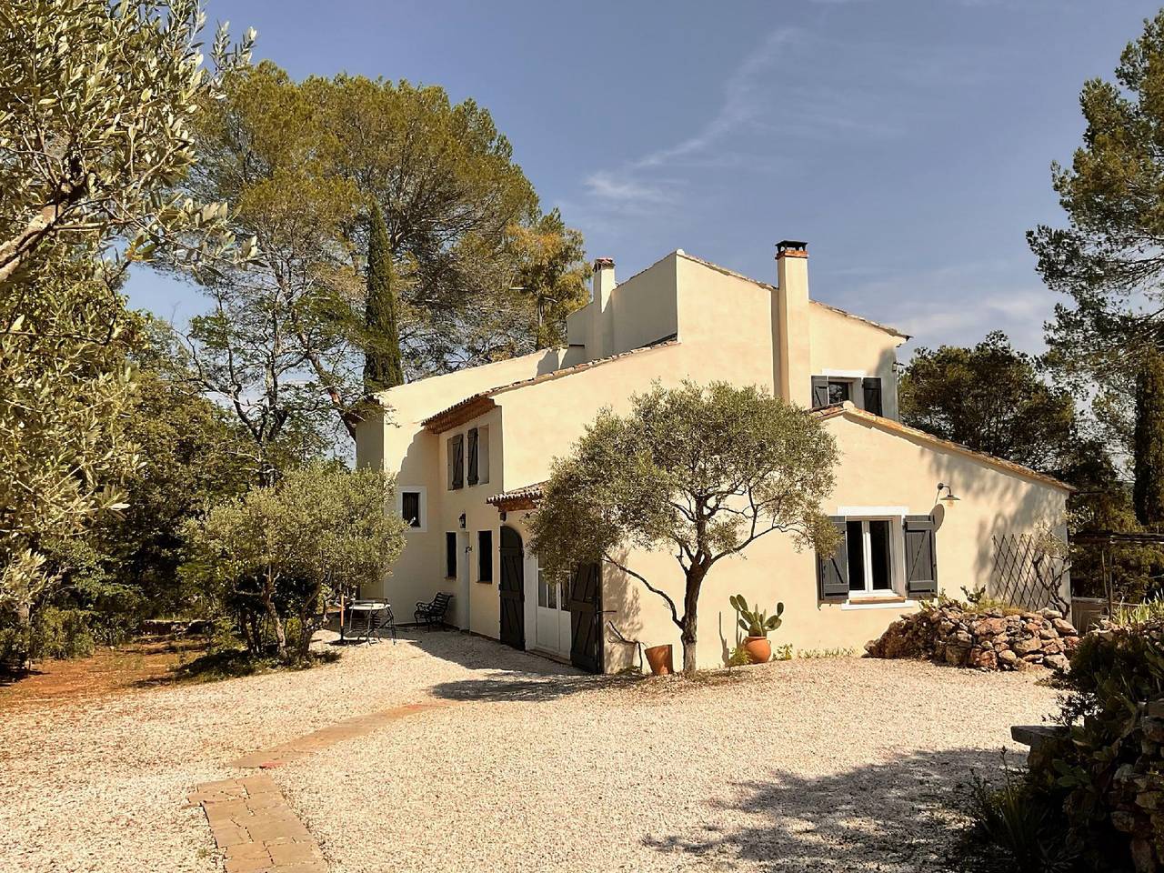 Riverside Apartment mit Kamin und Terrasse in Carcès, Brignoles Region