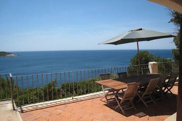 Location de vacances pour 14 personnes, avec terrasse et jardin, animaux acceptés dans Plage Du Pradeau