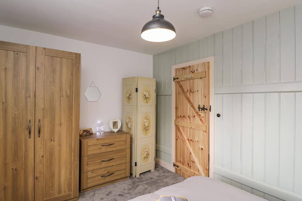 Weavers Cottage, family friendly, with a garden in Cam, Dursley in Stroud, Gloucestershire