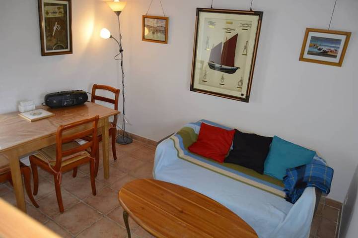 Casita típica bretona en una aldea del Cap de la Chèvre in Crozon, Iroise