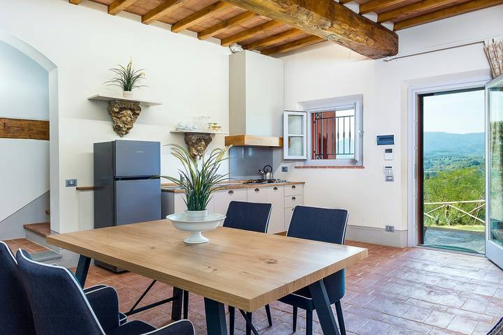 Appartement entier, Luminous apartment with loggia facing the sunset in Reggello, Valdarno