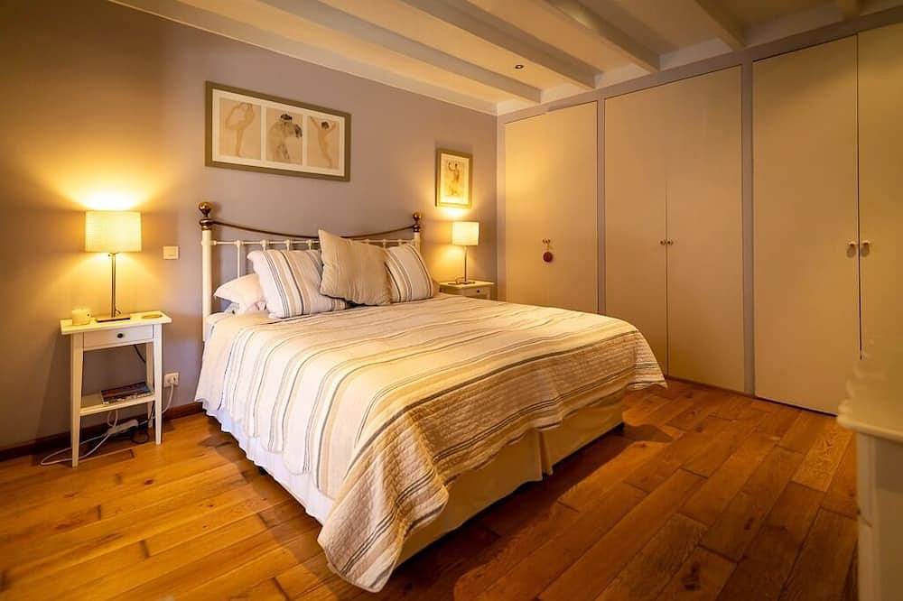 Spacious family home with large outdoor pool area, only 25 min from the beach in Montesquieu-des-Albères, Región Céret