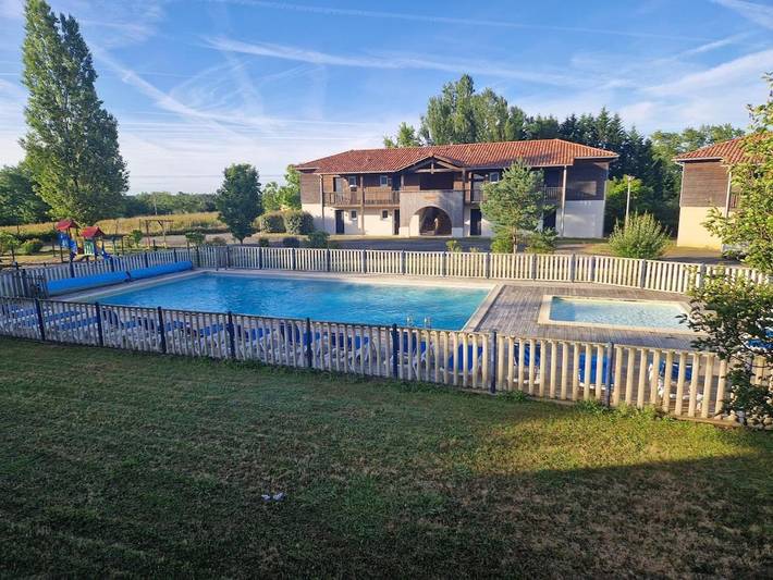Appartement de vacances pour 4 personnes, avec Balcon et Jardin ainsi que Piscine et Vue
