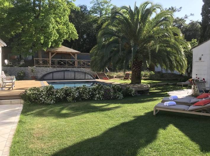 Chambre d’hôte pour 2 personnes, avec piscine ainsi que jacuzzi et jardin