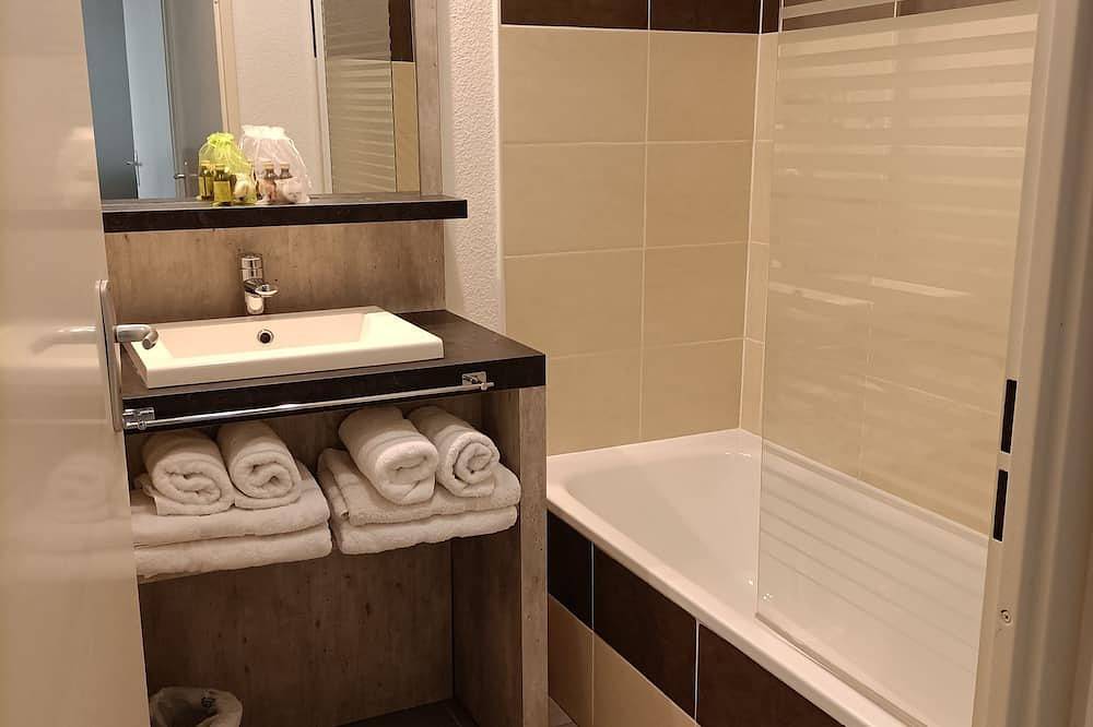 Entire apartment, T2 Avec Jardinet Dans Résidence Avec Piscine E99 in Salies-de-Béarn, Béarn