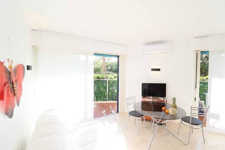 Location de vacances pour 4 personnes, avec terrasse et piscine à Mandelieu-la-Napoule