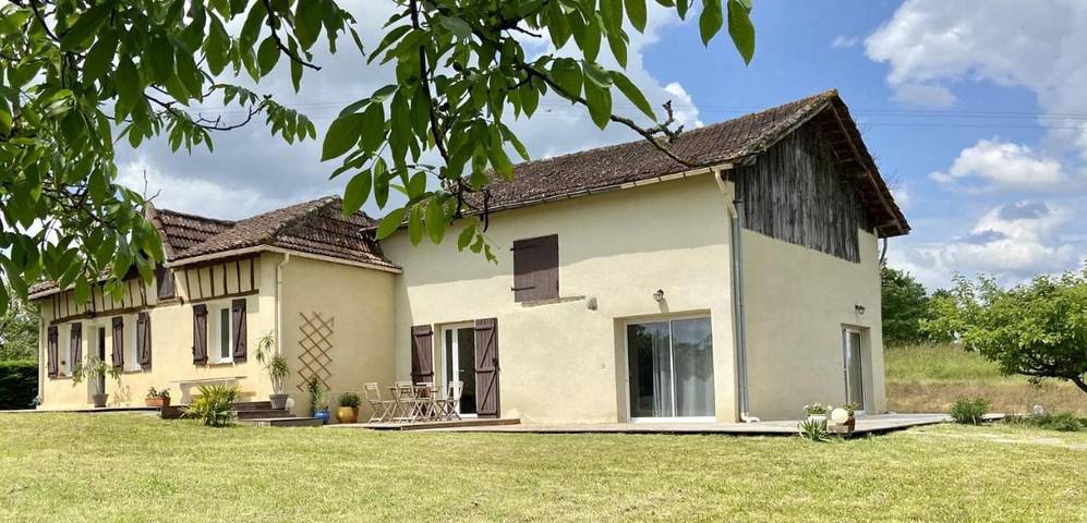 Gîte pour 5 personnes, avec piscine et vue ainsi que jardin et terrasse, animaux acceptés à Avéron-Bergelle