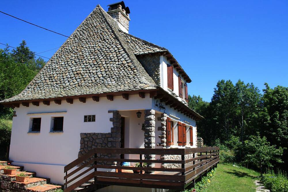 Traditional chalet 5 minutes from Super Lioran, ideal for your mountain holidays in Saint-Jacques-des-Blats, Aurillac region