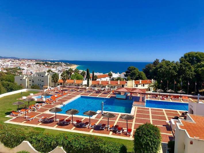 Apartahotel para 2 personas, con jardín además de terraza y piscina en Albufeira