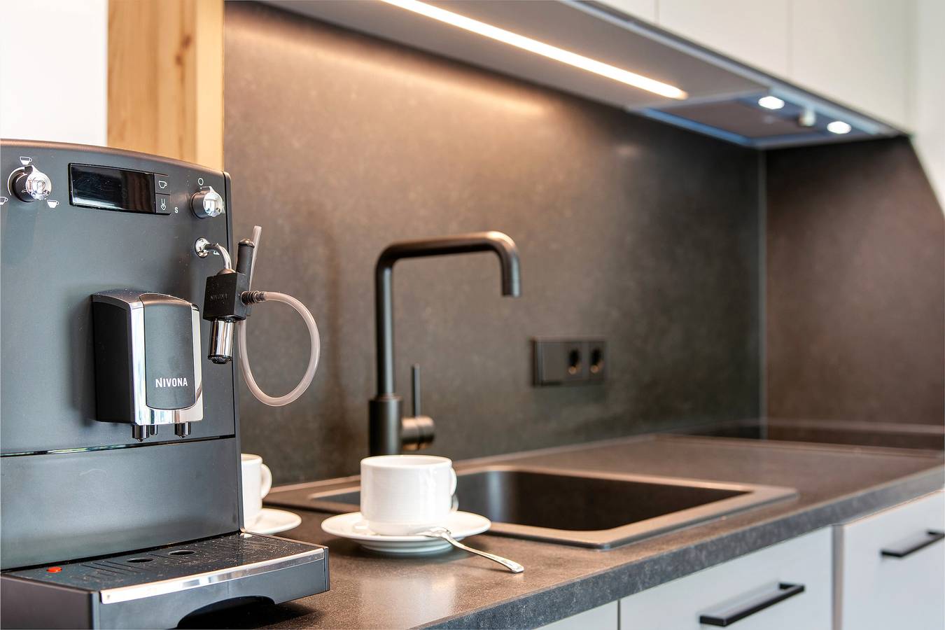 Ganzes Studio, Studio 'Tribulaun - Lodge 1' mit Bergblick, privater Terrasse und Wi-Fi in Pflersch, Brenner