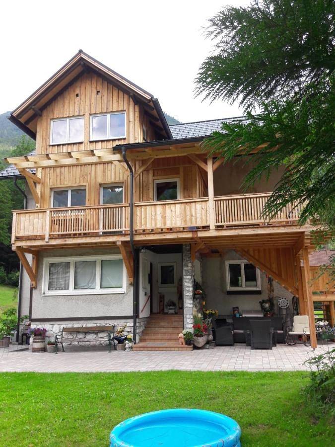 Ferienwohnung für 4 Personen, mit Balkon und Terrasse sowie Garten und Ausblick in Obertraun