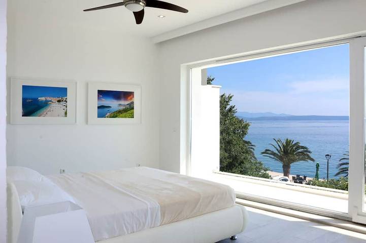 Waterfront, Luxurious Villa, with Jacuzzi Pool and Incredible Views! in Podgora (Split-Dalmatie), Makarska riviera