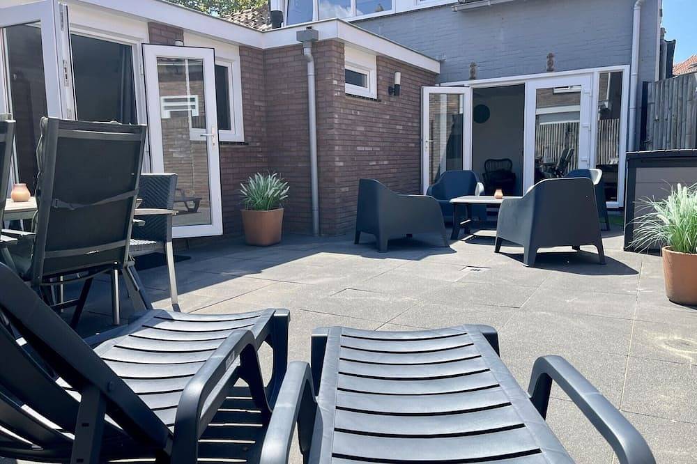 Vacation home with 3 bedrooms, furnished. Garden, 2 bathrooms, 2 kitchens, 200 meters from the beach in Egmond, Egmond aan Zee