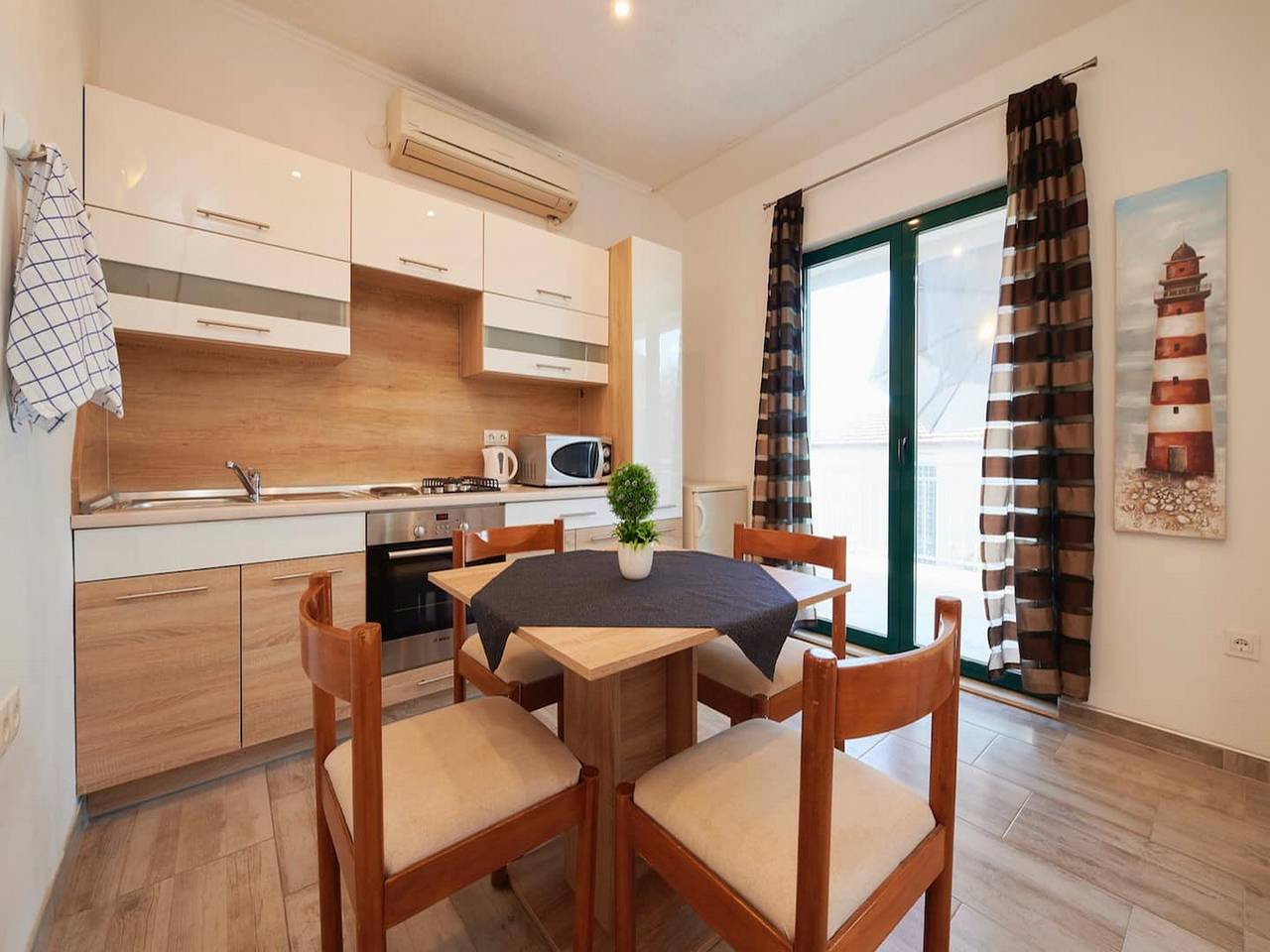 Geheel appartement, Vakantieappartement voor 4 personen met tuin in Kaštela, Dalmatië vasteland