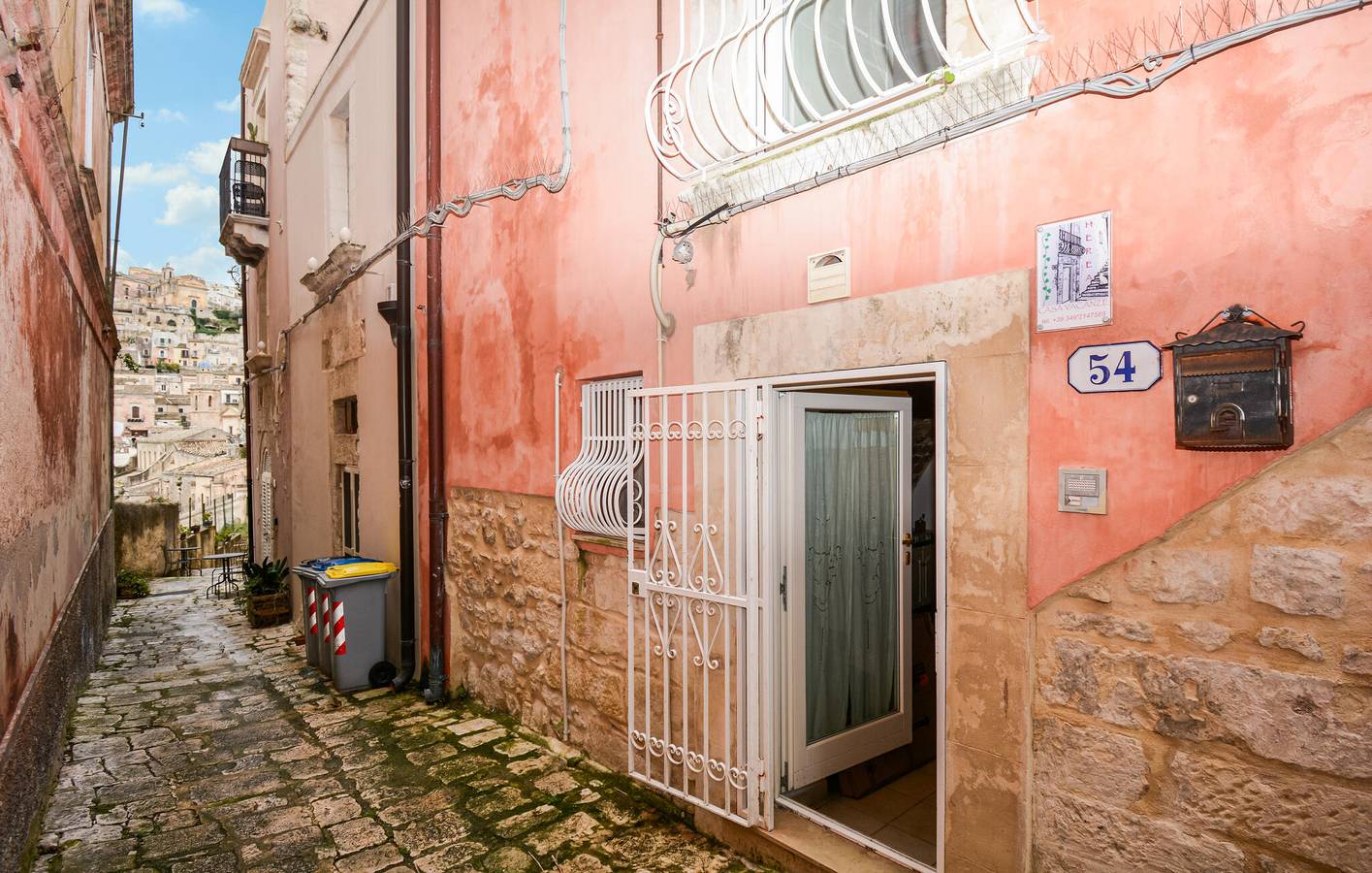 Cozy Apartment Near City Center with WiFi and Parking in Ragusa, Ragusa Province