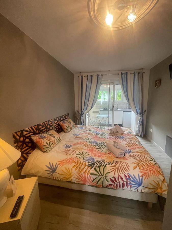 Gîte pour 2 personnes, avec Terrasse et Piscine à La Porcherie