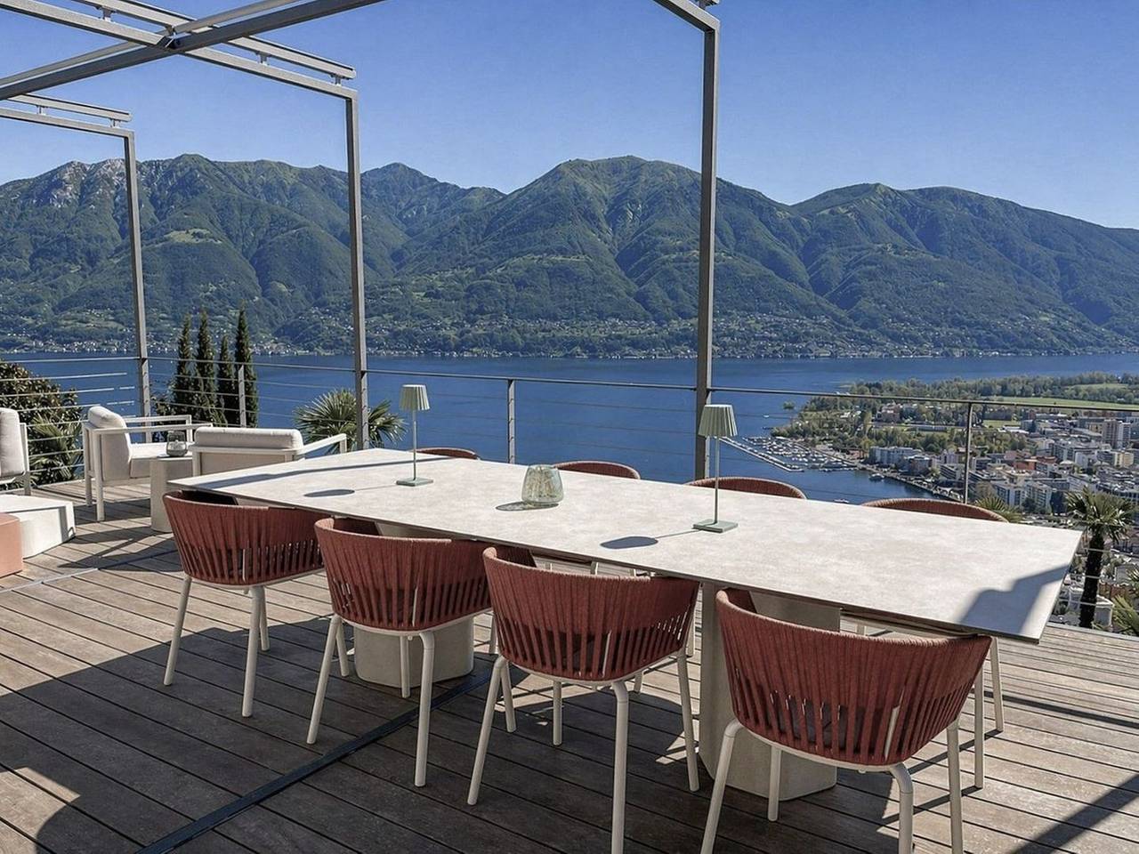 Exklusives Ferienhaus mit freistehender Terrasse, Panoramablick und Aussenpool in Orselina, Tessiner Alpen