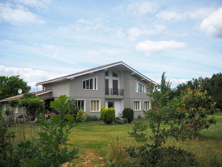 Location de vacances pour 15 personnes, avec Balcon et Terrasse ainsi que Jardin et Piscine à Giscos