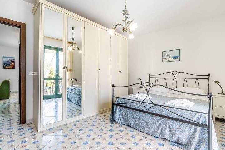 Entire apartment, Guesthost - Cozy 55 sqm apartment in Mascali, ideal for 4 people. Equipped with air conditioning, and 2 balconies, the apartment offers comfort and convenience. Located just 1 minute walk from the beach, with a road next to the building providing direct in Fondachello, Mascali