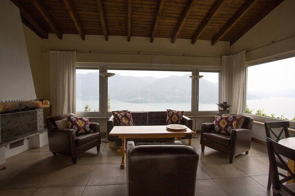 Ferienparadies mit sensationellem Panorama , Innen - Außenkamin, Außenpool in Brissago, Tessiner Alpen