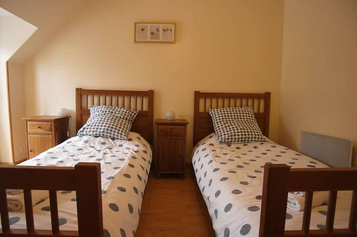 Gîte pour 7 personnes, avec jardin ainsi que terrasse et piscine à Les Champs-Géraux - 4