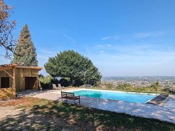 Gîte pour 4 personnes, avec vue ainsi que piscine et jardin à Pujols