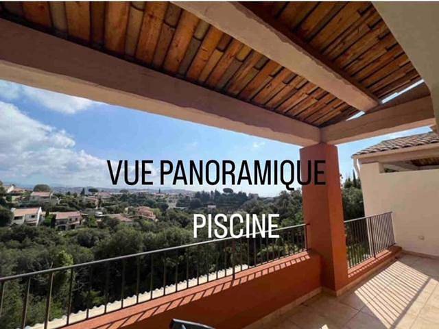 Appart’hôtel pour 4 personnes, avec piscine et jardin ainsi que vue et terrasse