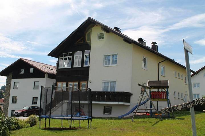 Ferienwohnung für 8 Personen, mit Ausblick und Sauna sowie Garten in Kirchberg im Wald