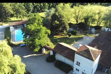 Gîte pour 14 personnes, avec jardin et terrasse à Poncins