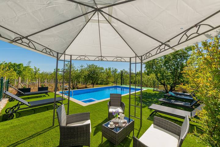 Villa pour 6 personnes, avec piscine et jardin à Imotski