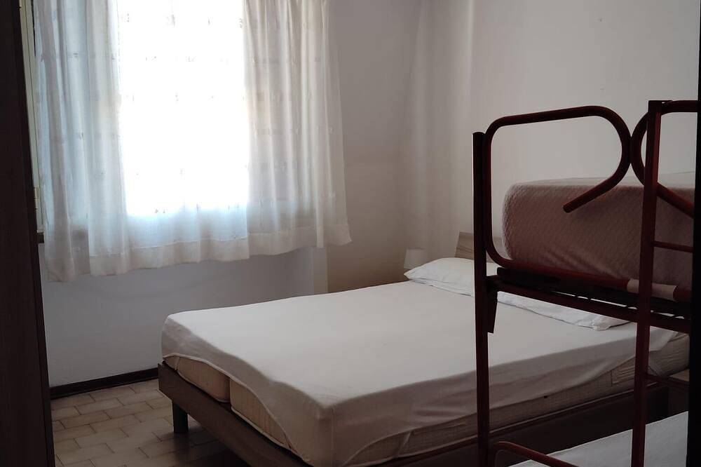 Entire apartment, Bright one-bedroom apartment with kitchen near beaches and canal port. in Porto Garibaldi, Ferrara Province
