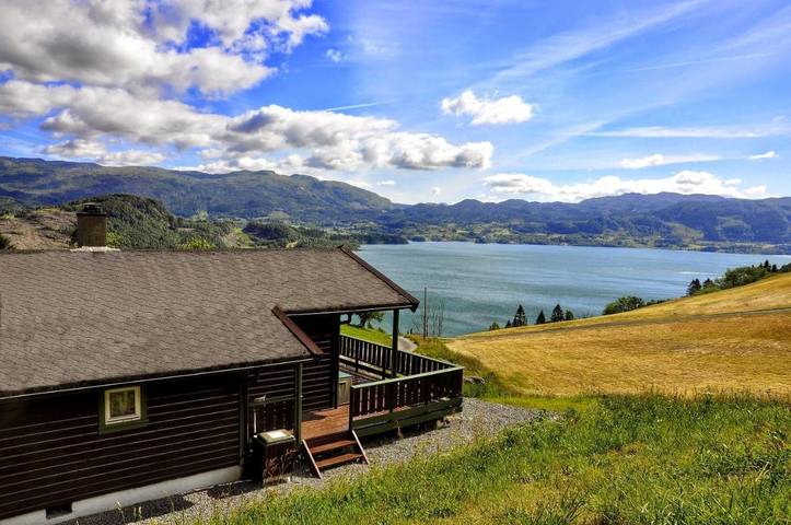 Ferienhaus für 6 Personen, mit Ausblick und Seeblick sowie Garten in Etne