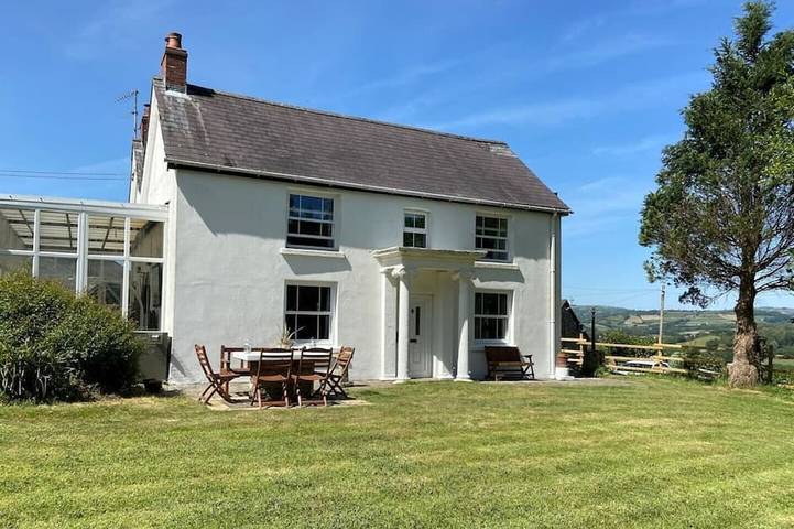Glamping for 8 people, with garden in Carmarthenshire