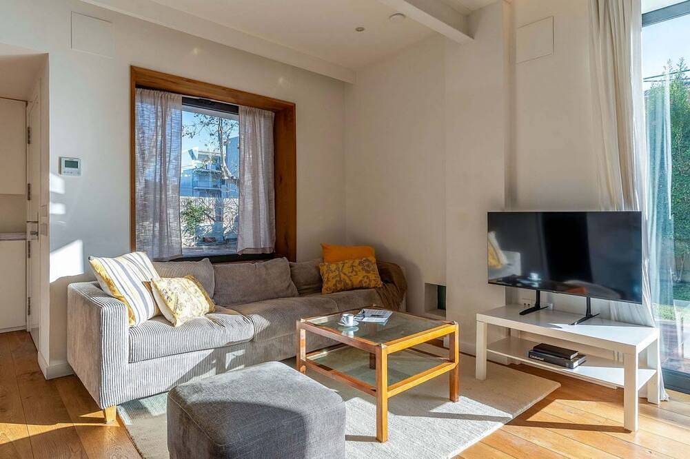Appartamento intero, Bright house with private pool and garden located in the beautiful beach area of ​​Castelldefels. Perfect place for families with children or adults who want to spend some relaxing time together under the Mediterranean sun.This property is located in in Castelldefels, Baix Llobregat