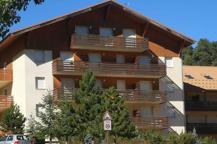 Location de vacances pour 6 personnes, avec balcon et piscine à Saint-Étienne-de-Tinée