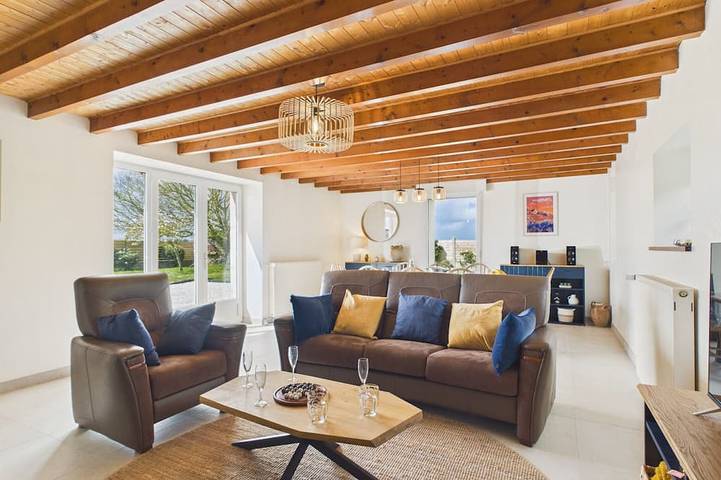 Location de vacances pour 7 personnes, avec terrasse et jardin à Plouider