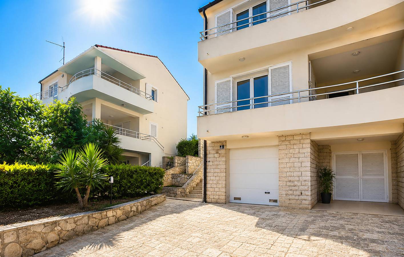 Appartement de vacances entier, Charmant appartement de 2 chambres avec terrasse, à 200 m du bord de mer à Sutomiscica in Poljana, Île d'Ugljan