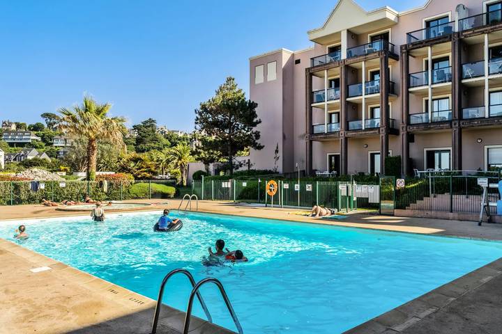 Gîte pour 6 personnes, avec piscine ainsi que vue et balcon dans Casino de Perros-Guirec - 3
