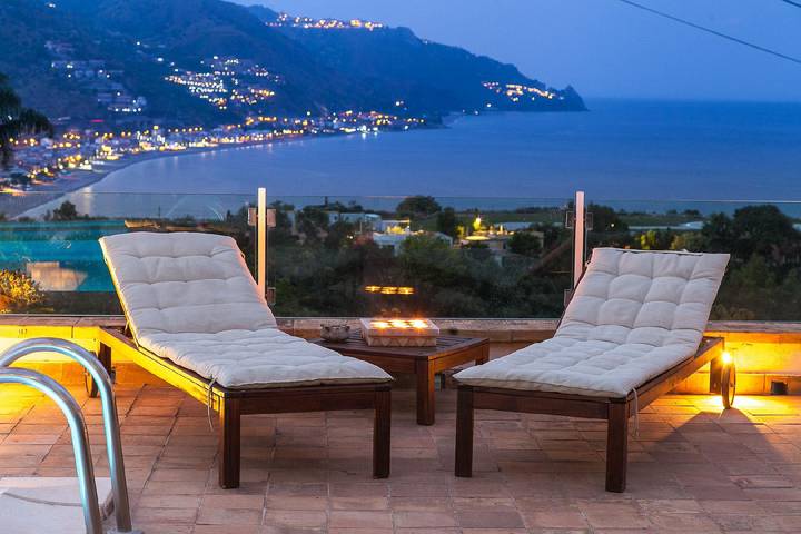 Apartamento para 8 personas, con terraza además de jacuzzi y jardín en Mazzarò