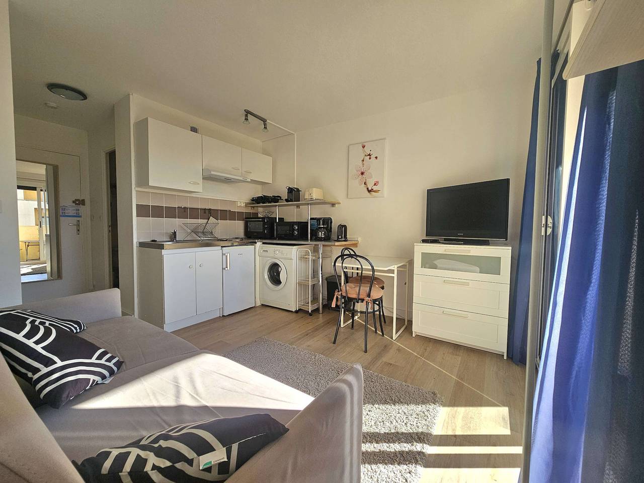 Entire studio, Bright Studio with Balcony, 2-Star Rating, South Facing in Balaruc-les-Bains in Balaruc-les-Bains, Côte d'Améthyste