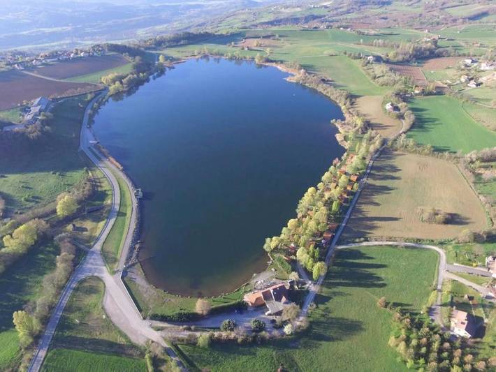 Camping pour 4 personnes, avec vue ainsi que vue sur le lac et jardin, animaux acceptés