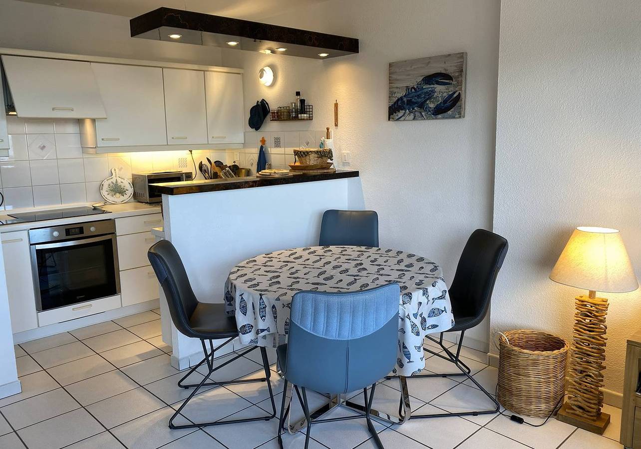 Appartement entier, Appartement Vue Sur Mer avec Wifi et terrasse à Perros-Guirec in Perros-Guirec, Côte de Granit Rose