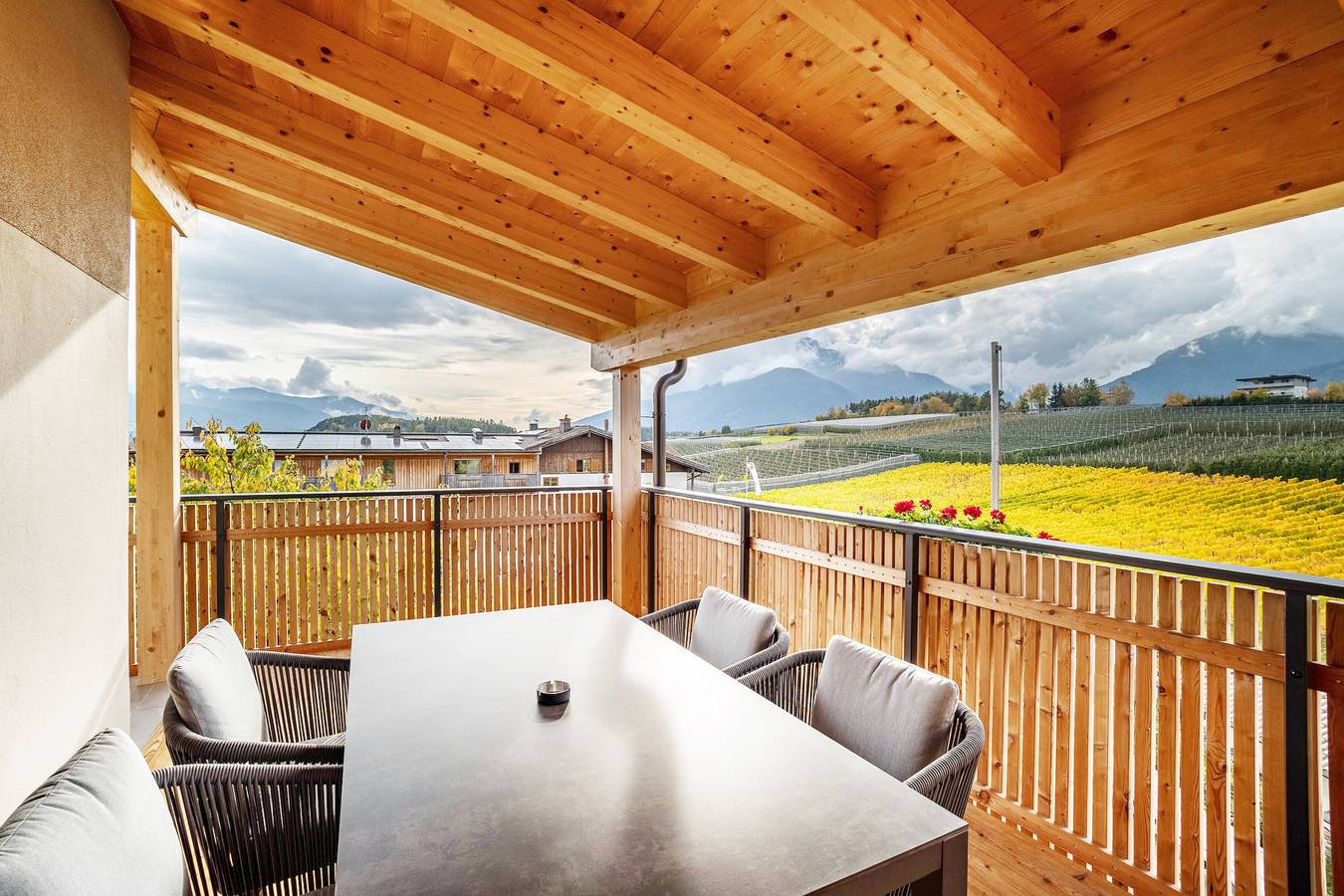 Entire apartment, Apartment 'Linderhof Panorama Terrasse' with Mountain View, Shared Pool and Wi-Fi in Natz - Naz, Natz-Schabs