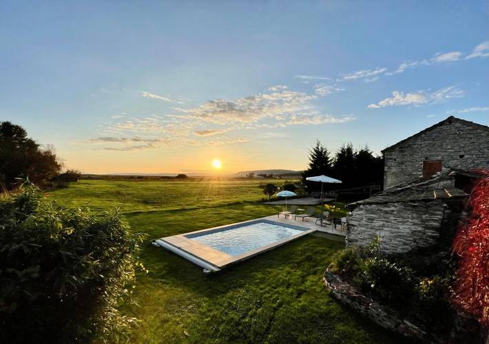 Location de vacances pour 12 personnes, avec Terrasse et Jardin ainsi que Piscine et Vue à Corgoloin
