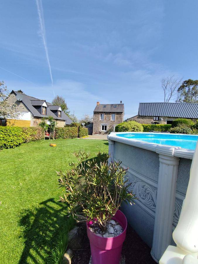Chambre d’hôte pour 4 personnes, avec Terrasse et Jardin ainsi que Piscine et Vue