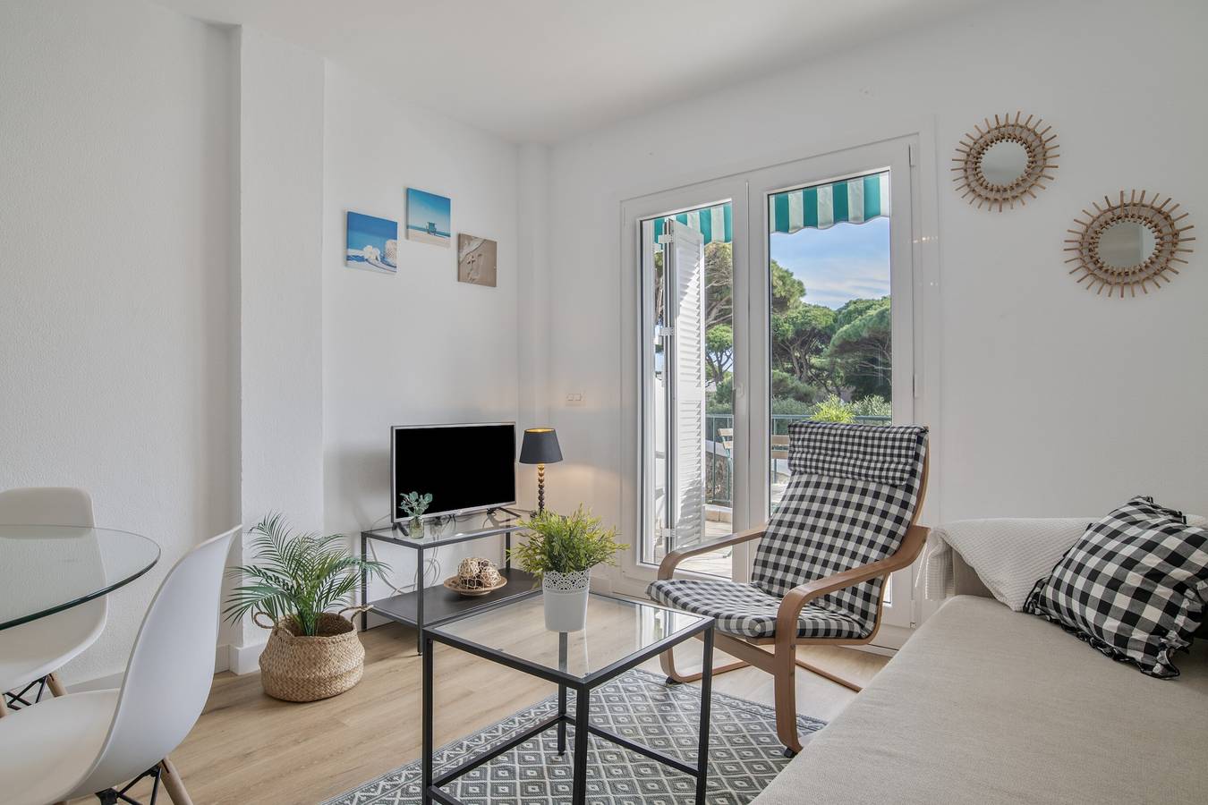 Apartamento entero, Apartamento "Barrosa Primera Línea de Playa" con vistas al mar, piscina y Wi-Fi in La Barrosa, Chiclana de la Frontera